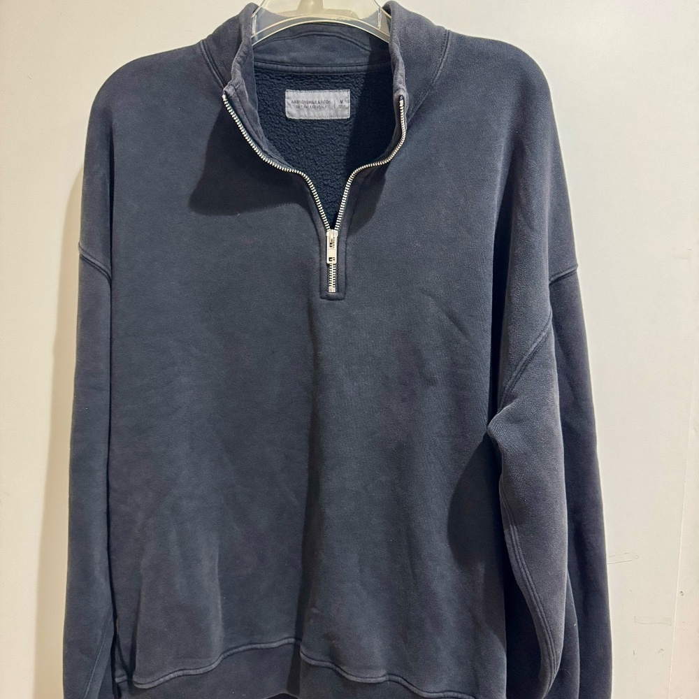 Abercrombie & Fitch SoftAF Essentials Carbon Black Quarter-Zip Fleece (Men’s M)